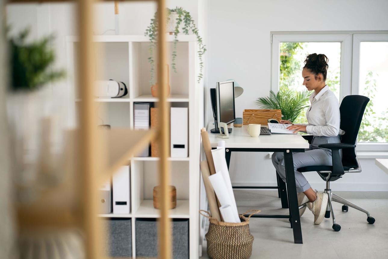 Uzun süre oturmak bacak kaslarını pasifleştirebilir. Gün içinde daha aktif kalmak için pratik çözümleri keşfedin.